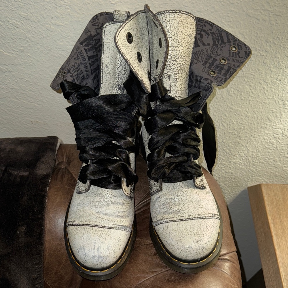 Dr.Marten White distress Fold Over Black Lace-Up Boots size 11 - Picture 5 of 9